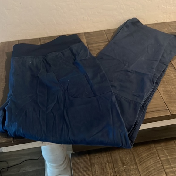 Navy blue beyond scrubs brand. Size too 3x bottom cliff - Picture 2 of 5